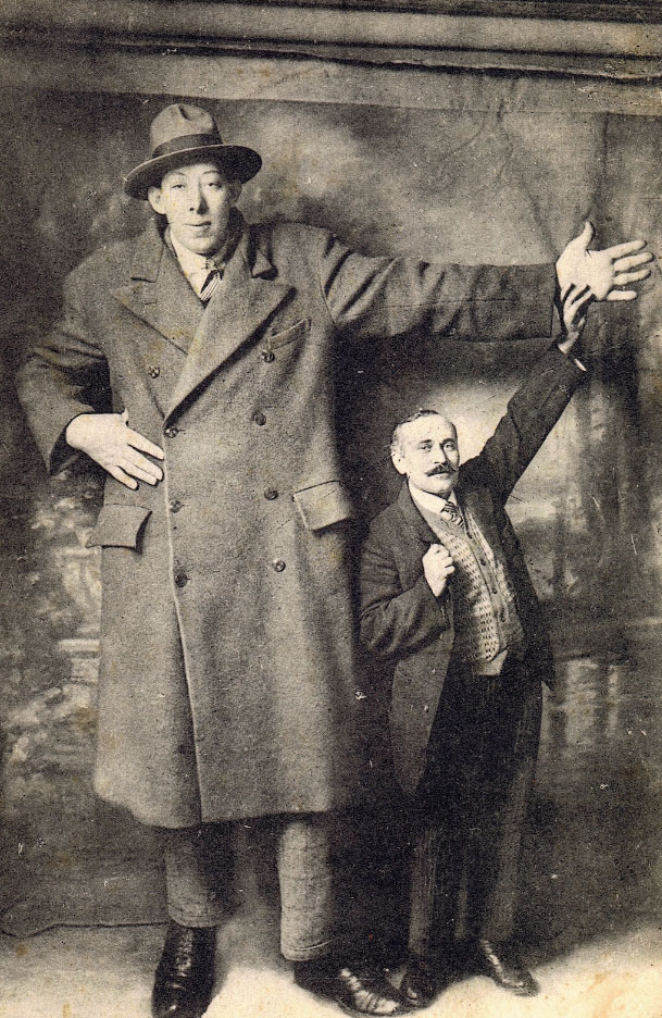 Ferdinand-Célestin Contat (1902-1940), le géant savoyard, carte postale. Vendue lors de son passage